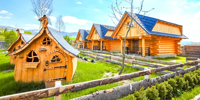 Štýlové drevené chatky na Orave s wellness v Resorte Zbojnícka Koliba***