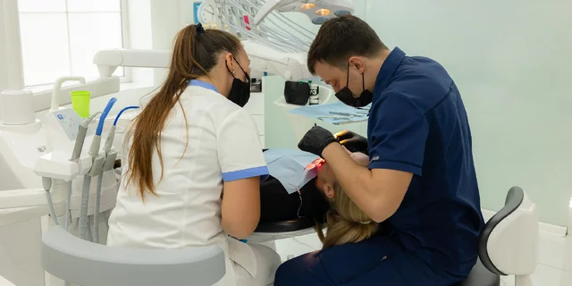 Zdravý úsmev pre celú rodinu: Dentálna hygiena s pieskovaním alebo profesionálne bielenie