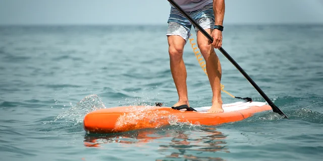Kurzy vodných športov: Paddleboarding, Foil Pumping, Downwinding, Wingfoiling alebo Wakefoiling surfovanie za člnom