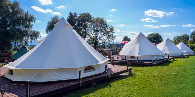 Glamping v polských Krkonoších: stanové městečko nedaleko Jelení Hory, výlety do přírody