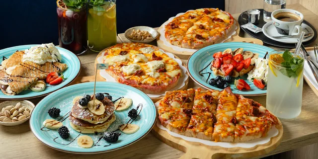 Bruschetta, horúce wafle alebo palacinky s kávou alebo limonádou
