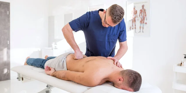 Obľúbená fyzioterapeutická masáž s jemnou chiropraxiou, aj zlatá darčeková poukážka v hodnote 150 €