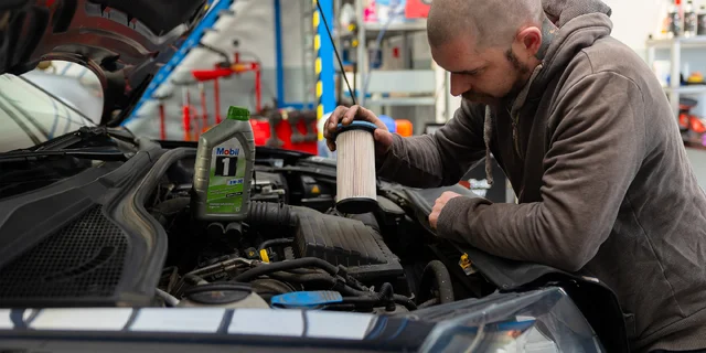 Výmena oleja a olejového filtra a servisnou prehliadkou, s materiálom alebo bez