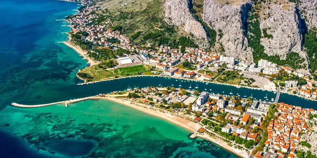 Chorvátsky Omiš: krásny hotel na kopci s výhľadom na rieku aj more, raňajky aj plná penzia a privátna vírivka