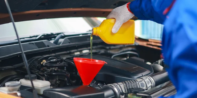 Servisná prehliadka s výmenou oleja a filtrov vrátane materiálu a kontroly podvozku
