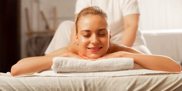 Medová detoxikační či relaxační masáž zad i vč. kosmetického ošetření