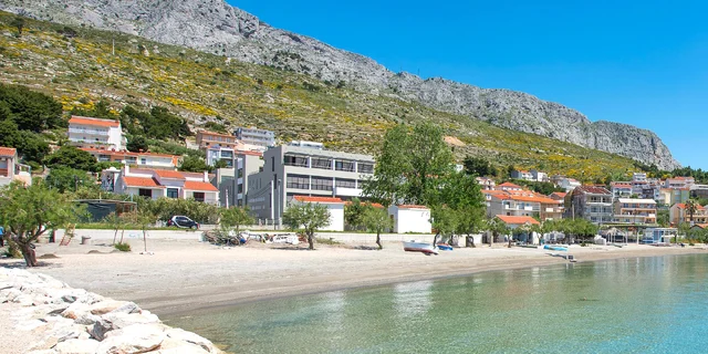 Dovolenka v Chorvátsku: hotel pri Omiši, priamo pri mori, s raňajkami alebo polpenziou a bazénom