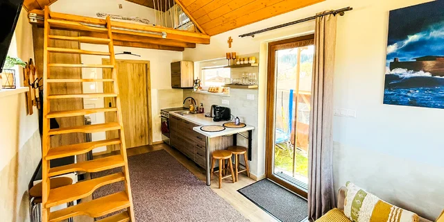 Oravský glamping pod skalou: Tiny house s privátnym wellnessom aj raňajkami