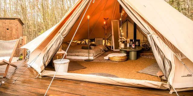 Zážitkový glamping v Bratislave: komfortný stan s kúpacou kaďou, vínom a hviezdnou oblohou