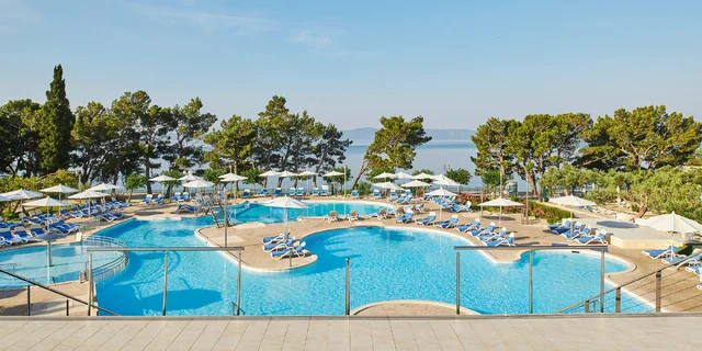 Moderný hotel na Makarskej priamo pri mori: bazény, all inclusive a animácie