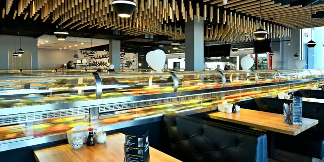 Dvě hodiny running sushi all you can eat v Řepích: grilované speciality, sushi, ovoce, dorty i polévky