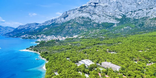 Dovolenka v Baške Vode s raňajkami alebo polpenziou plus, rezort hneď pri pláži