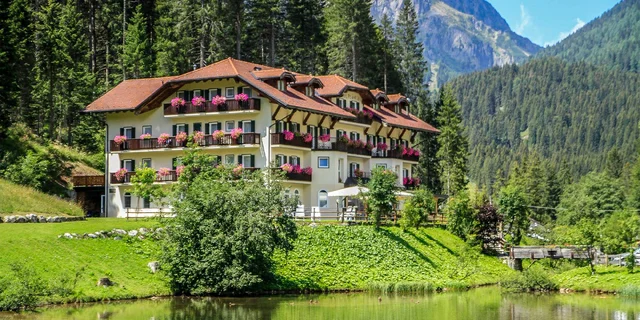 Alpský hotel v Dolomitoch s polpenziou až pre 7 osôb: v lete turistická karta, v zime skibus