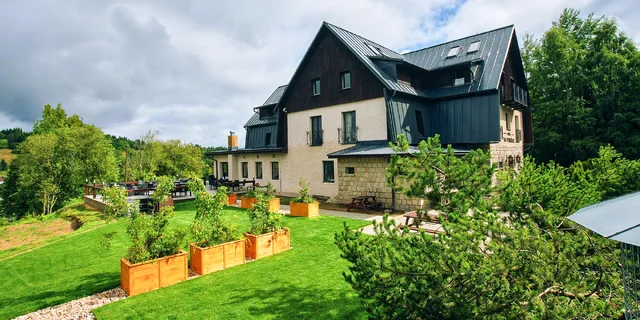 Aktívny pobyt v Jizerských horách: hotel v Kořenově s raňajkami a vonkajším bazénom