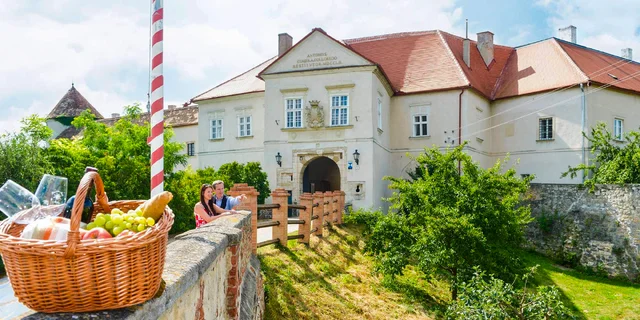 Zámocký pobyt vo Weinvierteli: hotel s raňajkami neďaleko termálnych kúpeľov Laa