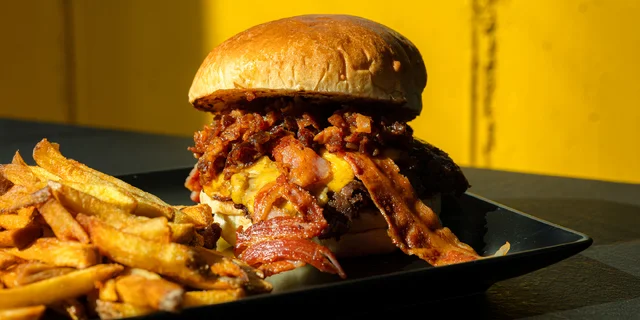 BaconJam smash burger s hranolčekmi, cibuľovými krúžkami a dressingom