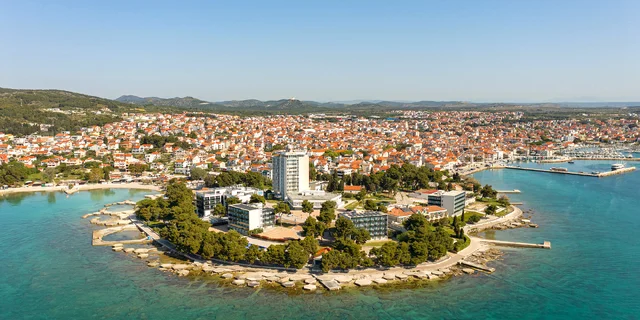 Dalmácia pre dvoch aj rodinu: 4* hotel pri mori, bohaté raňajky a večere, neobmedzene bazén