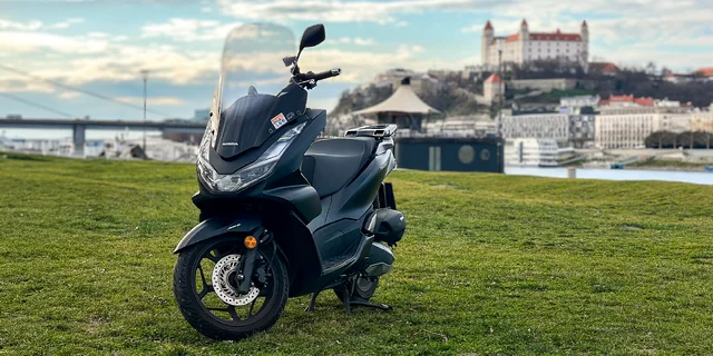 Prenájom skútrov v Bratislave: na celý deň či víkend