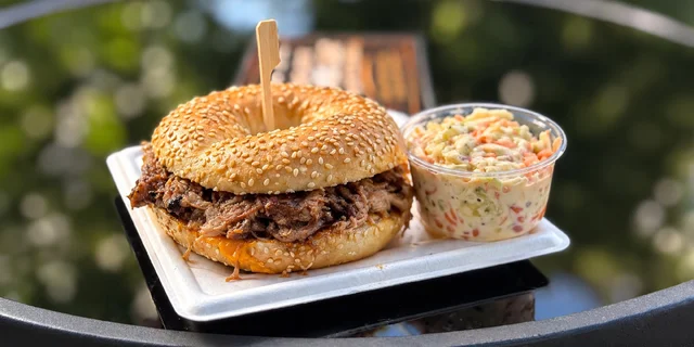 Kačací bagel s cheddarovou omáčkou a coleslawom pre 2 osoby