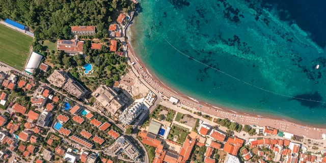 Dovolenka v Čiernej Hore pre 2-5 osôb: hotel 450 m od mora, raňajky aj bazén