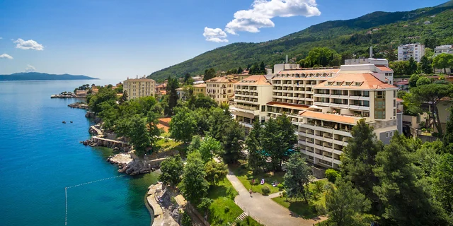 4* hotel na Opatijskej riviére: strava, bazény, sauny a súkromná pláž, 3 deti zdarma