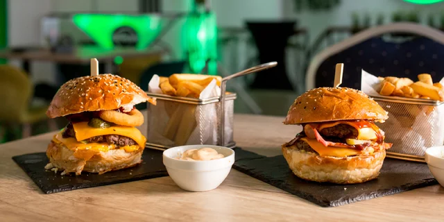 Burger menu: šťavnaté smashe alebo Loaded burger s trhaným mäsom pre 2 osoby