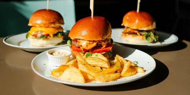 3 druhy lahodného burger menu: Bacon Jam Burger, Cheese Burger alebo Burger špeciál