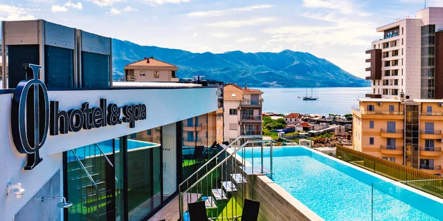 Moderný hotel v Budve: raňajky alebo polpenzia, strešný bazén, k moru 500 m