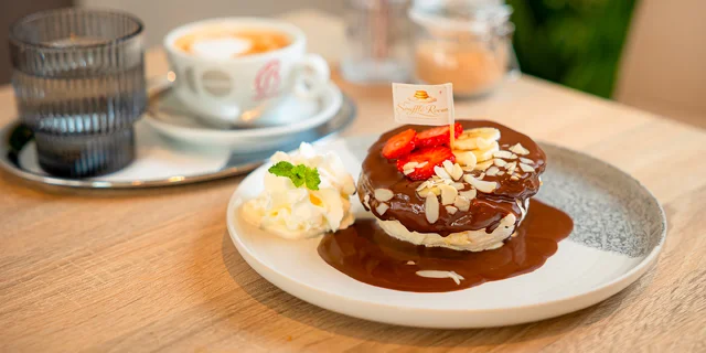 Nadýchané soufflé palacinky a capuccino či flat white
