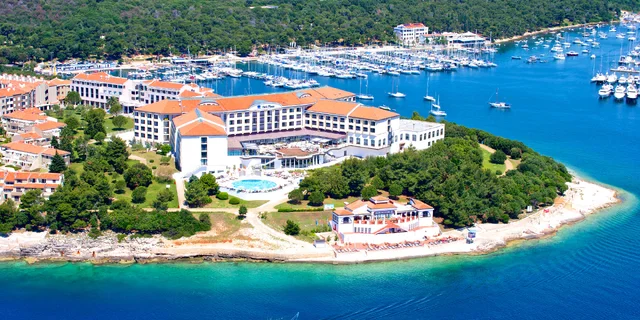 Istria: 4* hotel v Pule hneď pri pláži, raňajky alebo polpenzia, bazény aj animačný program