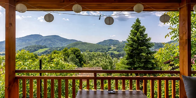 Pobyt v Tiny House v Štiavnických baniach: terasa aj plne vybavená kuchyňa