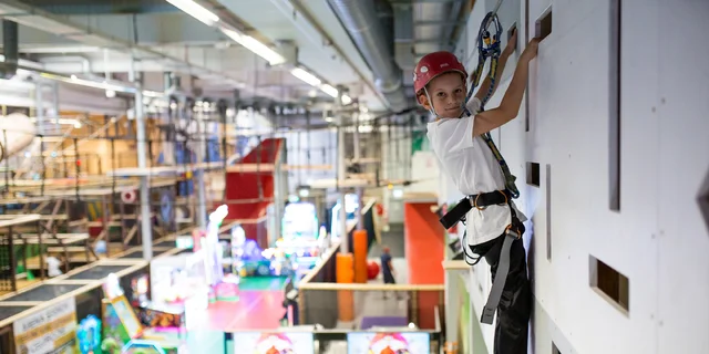 Vstup do Tarzánie - lanového centra s prekážkovou dráhou a 30 m dlhou zipline lanovkou
