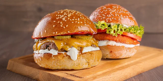 Fantastické Regal Burger Combo s hranolčekmi a nápojom – 4 druhy!