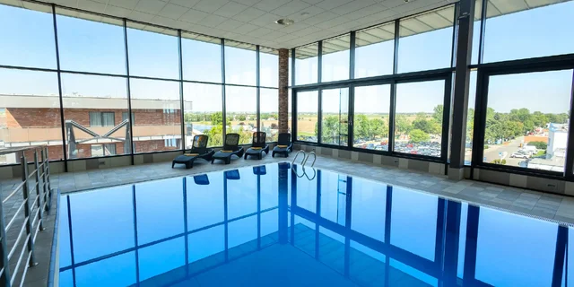 Letná dovolenka ako z katalógu: Slnečné jazerá a adult friendly hotel s vlastnou plážou, krytým bazénom aj polpenziou