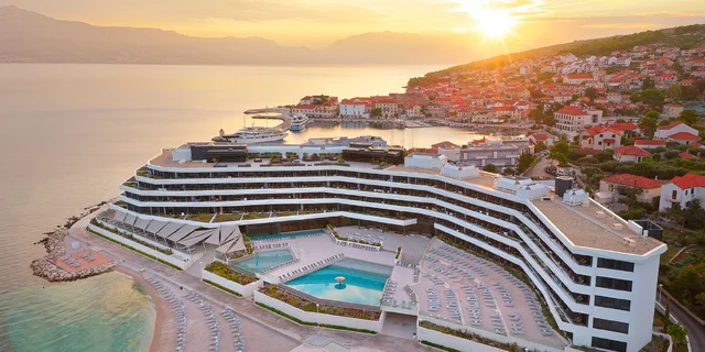 Moderný 4* hotel na ostrove Brač: priamo pri mori, s bazénmi a krásnymi výhľadmi, raňajky alebo polpenzia navyše