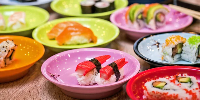 Running sushi: 2 hodiny neomezené konzumace sushi a dalších asijských specialit