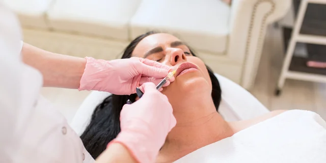 Kyselina hyalurónová: Zväčšenie pier, výplň vrások, tekutý lifting či rhinoplastika