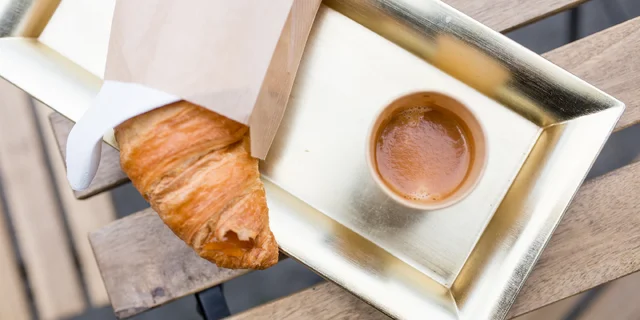 Káva s plneným croissantom: cappuccino, ice caffé aj matcha