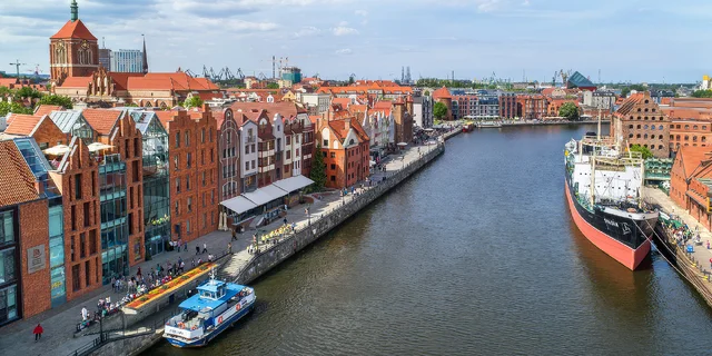 Moderný hotel v centre Gdanska, priamo pri rieke a starom žeriave: raňajky a neobmedzene sauna