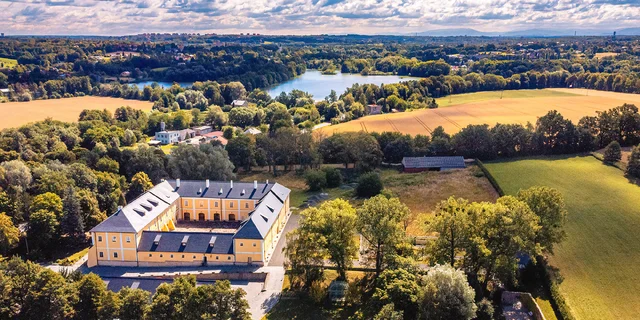 Luxusná dovolenka na zámku Rychvald: raňajky na izbu, prehliadky expozícií, krásna záhrada aj grilovanie