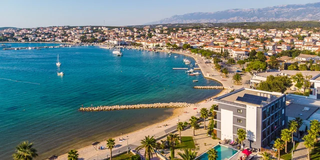Chorvátsky ostrov Pag: 4* hotel priamo pri mori, bazén a jedlo
