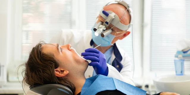 Komplexná dentálna hygiena priamo od zubného lekára s AirFlow, fluoridáciou a individuálnou inštruktážou