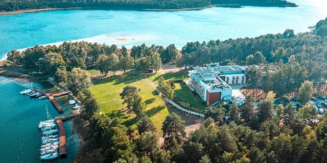 4* hotel pri malebnom poľskom jazere v srdci prírodnej rezervácie: jedlo, wellness