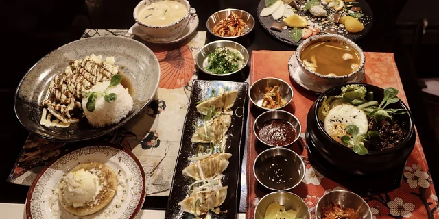 Autentické japonské a korejské menu o 4 chodech pro dva: gyoza, miso polévka i bibimbap