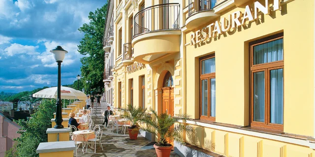 4* pobyt v centre Karlových Varov: ubytovanie s raňajkami alebo polpenziou, wellness aj masážou