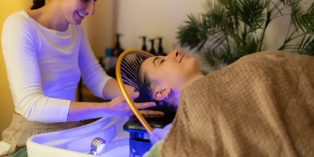 Head spa: masáže a diagnostika pokožky hlavy, parná terapia aj tvárová masáž guashou