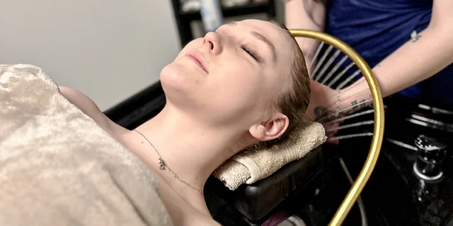 Péče o vlasy, pleť i mysl: head spa Relax, Deluxe či Premium, 60 až 120 minut