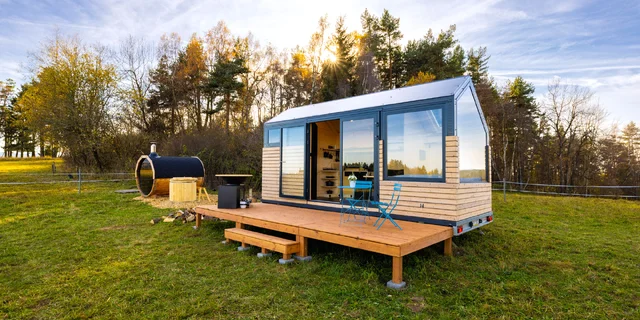 Glamping blízko Lipna: tiny house až pre 4 os. s vonkajšou saunou, ochladzovacou kaďou a grilom