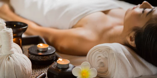 Tělový rituál Tropický relax: peeling, maska, masáž zad a odpočinek v relaxační místnosti