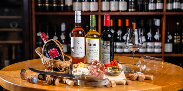 Exkluzívna degustácia so švajčiarskym syrom Raclette, slepá degustácia vín so someliérom alebo škola sabráže vo WINE EXPERT